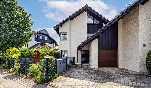 Reiheneckhaus mit 6 Zimmern | Germering | 70033 | Eingangsbereich mit Garage