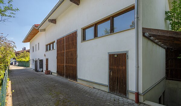 Besondere Immobilie mit 8 Zimmern | 70406 | Eingang Halle und Keller-Halle