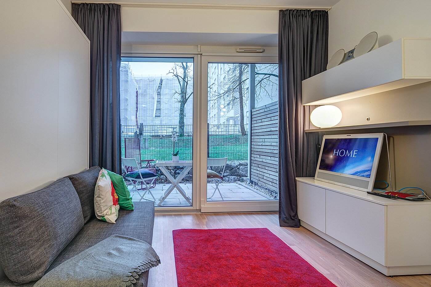 Erdgeschosswohnung mit 1 Zimmer | München-Bogenhausen | 2301ML3 | Wohnbereich mit großen Fenstern
