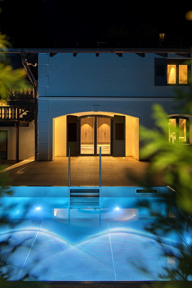 Besondere Immobilie mit 15 Zimmern | Bad Wiessee | 701591 | Beleuchteter Außenpool