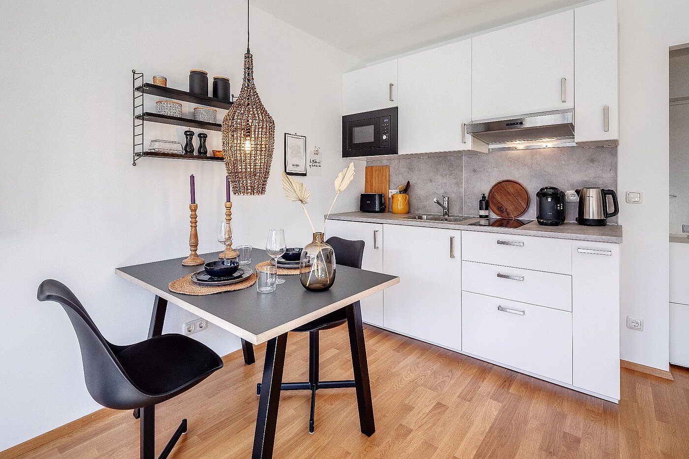Etagenwohnung mit 1 Zimmer | München-Neuhausen | 2010ML6 | Küchenzeile und Esstisch