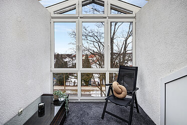 Poing: Charmante 2-Zimmer DG-Wohnung mit Wintergarten