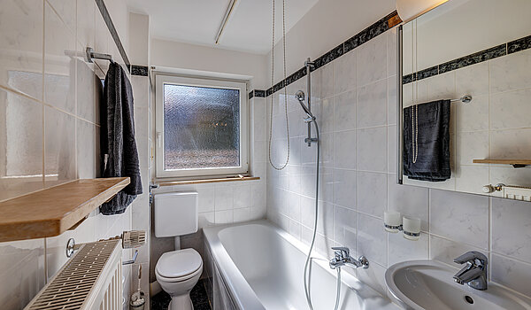 Etagenwohnung mit 1 Zimmer | München-Schwabing | 70449 | ...Wannenbad mit Fenster