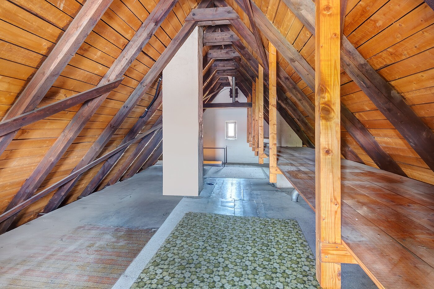 Einfamilienhaus mit 8 Zimmern | 70229 | ... im Speicher