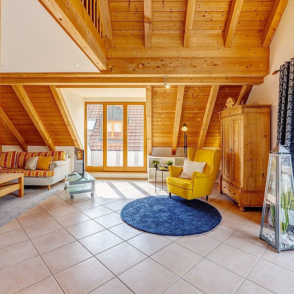 Trudering: 3,5-Zimmer Maisonette-Dachgeschosswohnung mit perfekter Raumaufteilung und Balkon