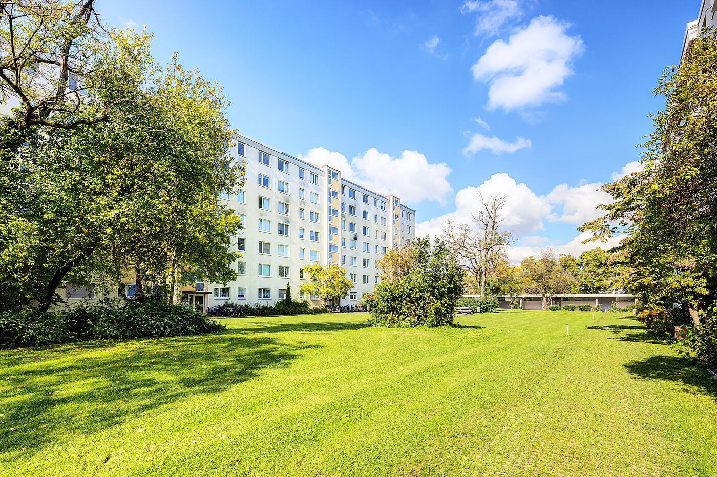 Etagenwohnung mit 2 Zimmern | München-Bogenhausen | 70287 | Parkähnliches Grundstück...