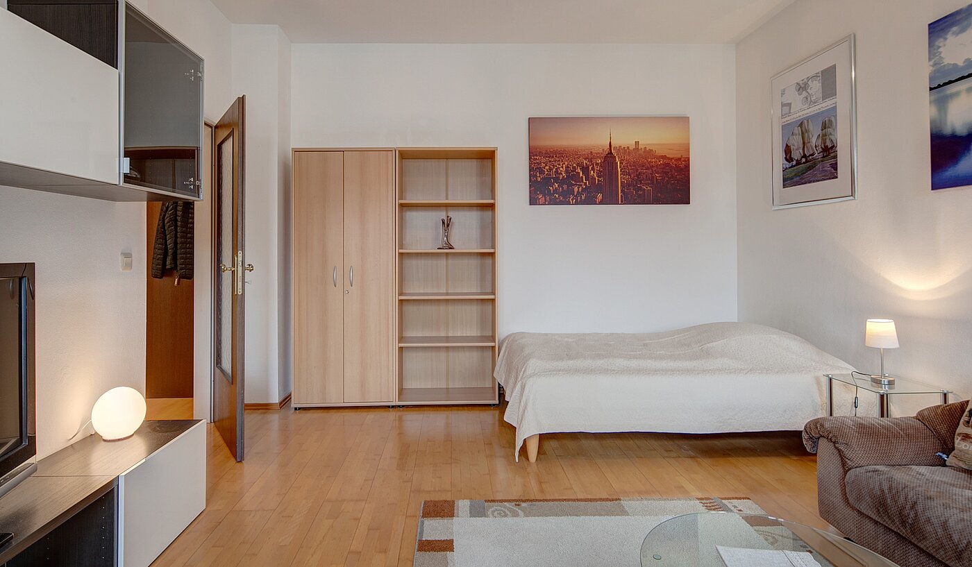 Etagenwohnung mit 1 Zimmer | München-Schwabing | 2111ML3 | Blick in Richtung Bett