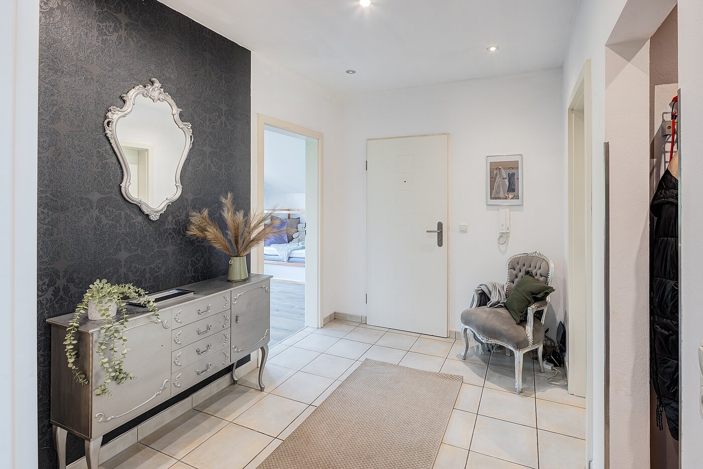 Dachgeschosswohnung mit 3 Zimmern | Karlsfeld | 70217 | Eingangsbereich mit...