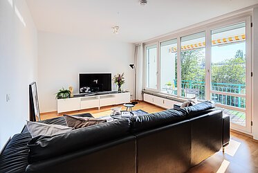 Oberföhring: Große 3-Zimmer Wohnung mit Südwest-Loggia - frei
