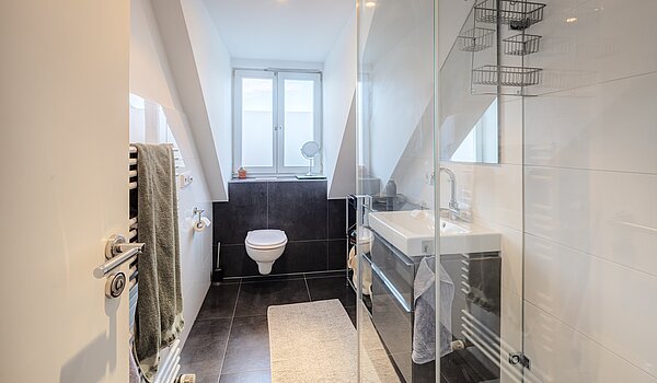 Etagenwohnung mit 5 Zimmern | München-Neuhausen | 70140 | Separates Duschbad