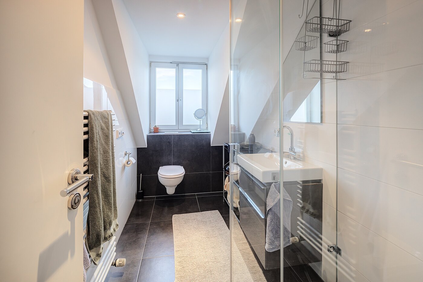 Etagenwohnung mit 5 Zimmern | München-Neuhausen | 70140 | Separates Duschbad