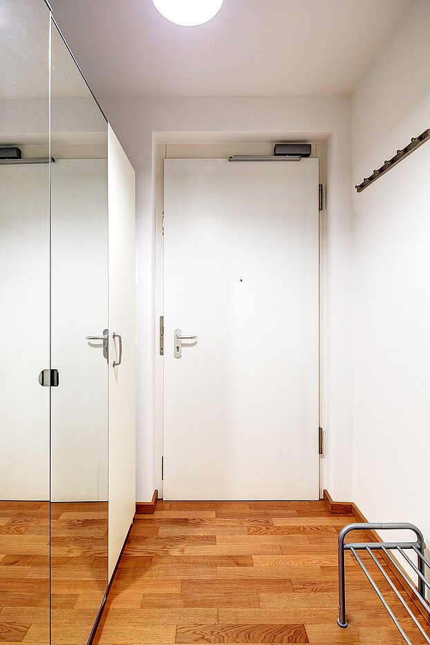 Etagenwohnung mit 2.5 Zimmern | 70020 | Flur Blickrichtung Eingang