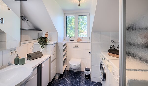 Dachgeschosswohnung mit 3 Zimmern | 70501 | Badezimmer mit