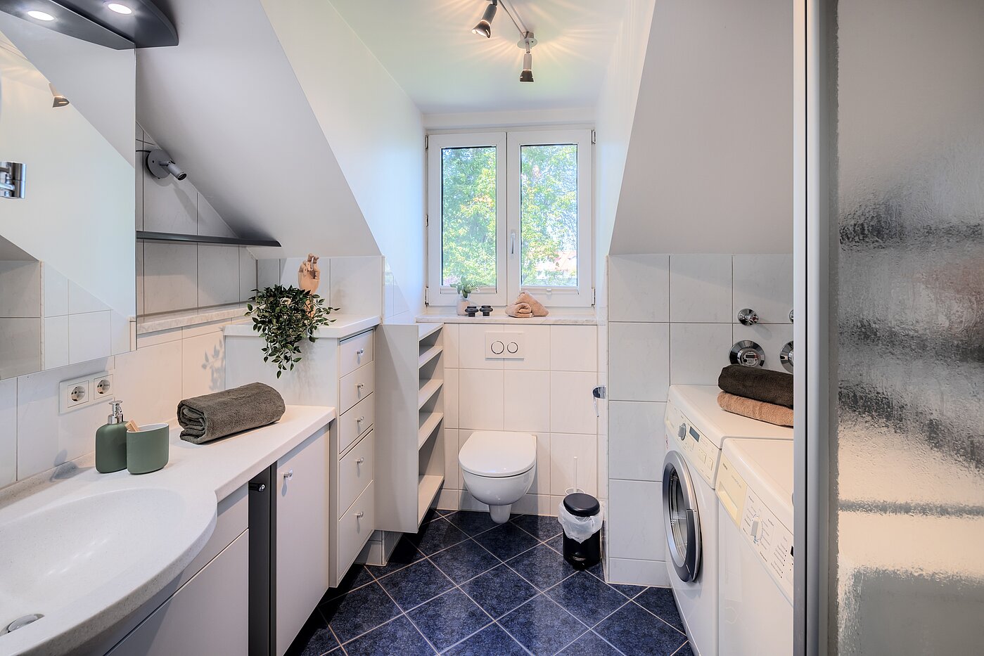 Dachgeschosswohnung mit 3 Zimmern | 70501 | Badezimmer mit
