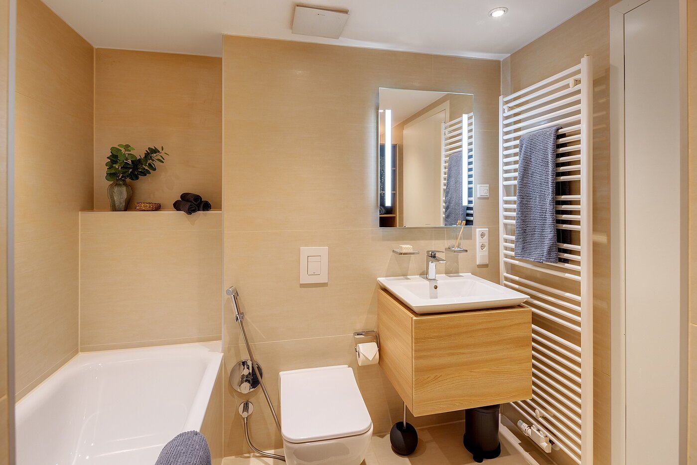 Etagenwohnung mit 4 Zimmern | München-Bogenhausen | 70380 | Bad mit Badewanne...