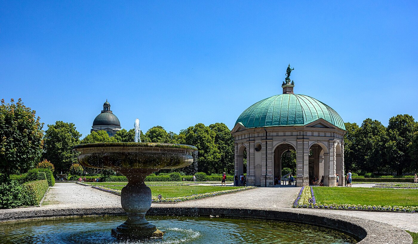 Hochparterre mit 2 Zimmern | München-Lehel | 2012ML1 | Hofgarten und...
