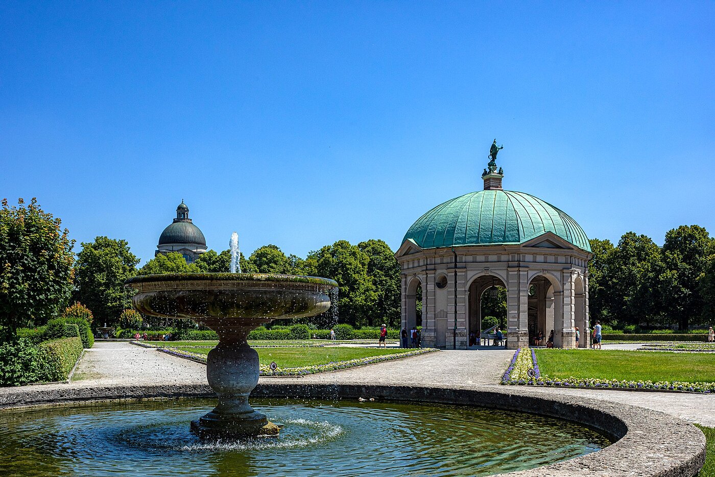 Hochparterre mit 2 Zimmern | München-Lehel | 2012ML1 | Hofgarten und...