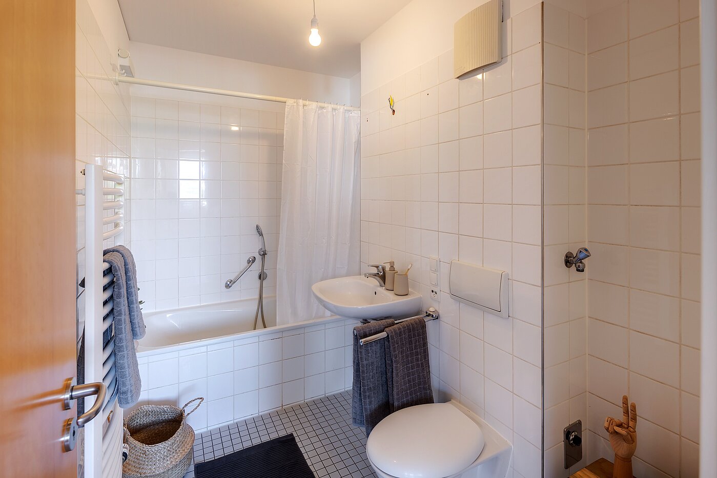 Etagenwohnung mit 2 Zimmern | München-Schwanthalerhöhe | 2206ML11 | Das Wannenbad mit Anschluss f.d. Waschmaschine ...