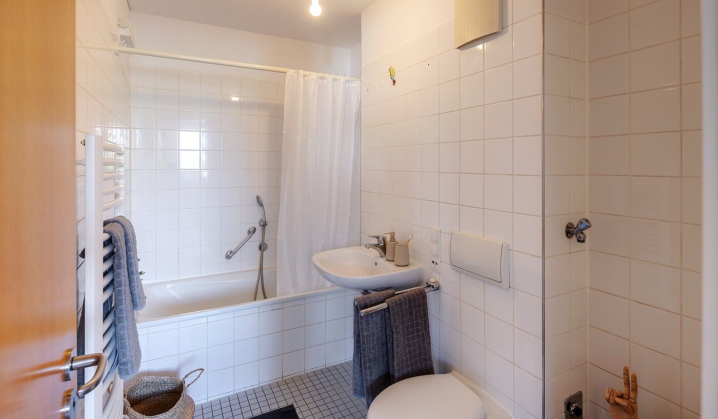 Etagenwohnung mit 2 Zimmern | München-Schwanthalerhöhe | 2206ML11 | Das Wannenbad mit Anschluss f.d. Waschmaschine ...