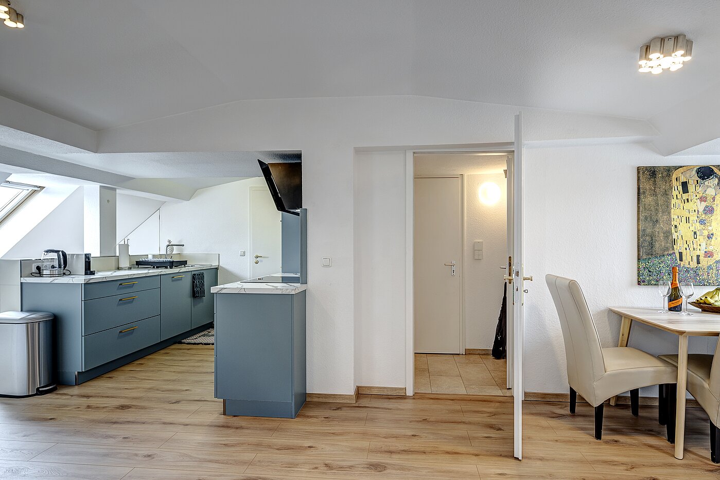 Dachgeschosswohnung mit 4.5 Zimmern | München-Ludwigsvorstadt | 70461 | Wohnen / Essen