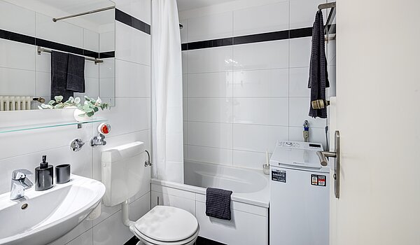Etagenwohnung mit 2 Zimmern | München-Bogenhausen | 70142 | Bad mit Waschmaschine