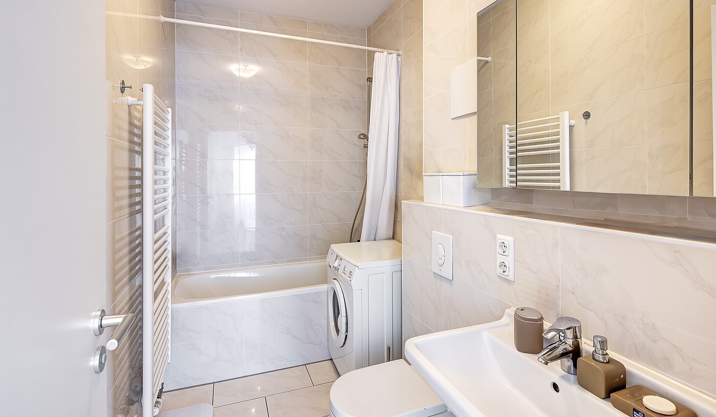 Etagenwohnung mit 2 Zimmern | München-Schwabing | 70153 | Bad mit Badewanne...