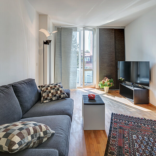 Neuhausen: Helle, möblierte 2-Zimmer Wohnung mit Balkon und Erker – frei