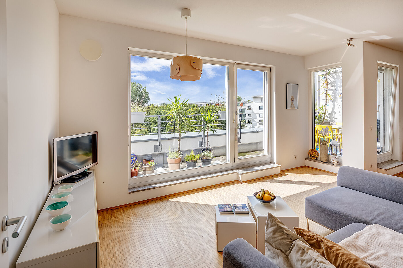 Etagenwohnung mit 2 Zimmern | München-Schwabing | 70153 | ...mit großer Fensterfront