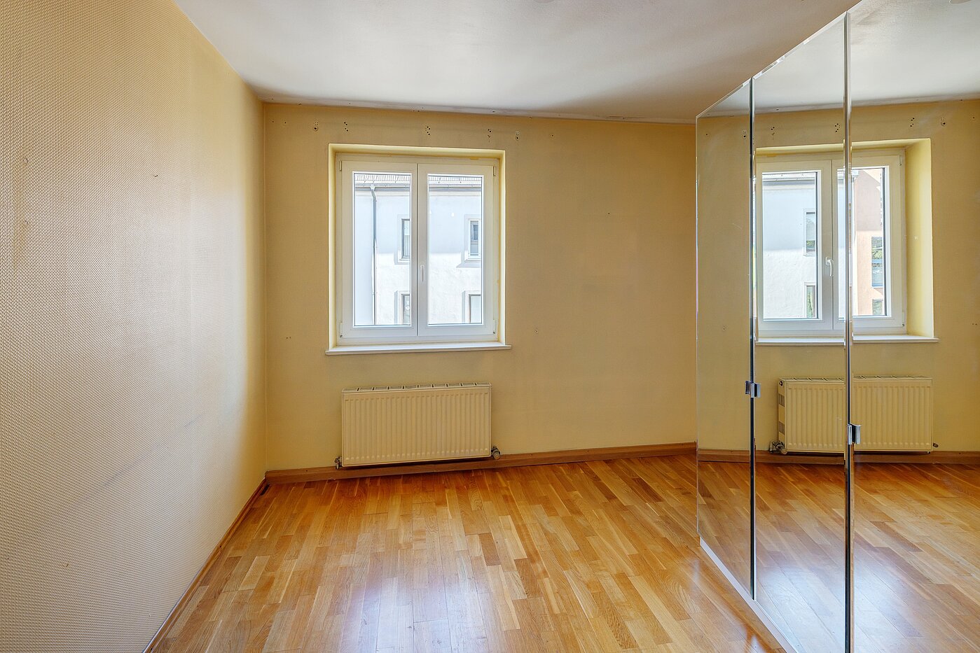 Etagenwohnung mit 2 Zimmern | 70075 | Helles Schlafzimmer...