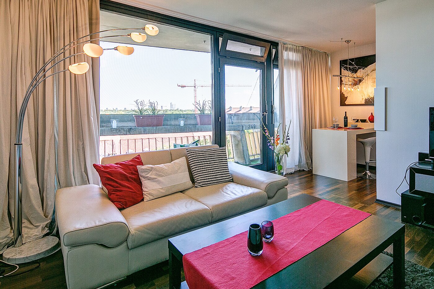 Etagenwohnung mit 1 Zimmer | München-Schwabing | 70079 | Große Fensterfront...