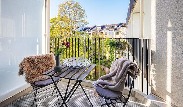 Apartment mit 1.5 Zimmern | München-Bogenhausen | 70378 | ...auf dem Balkon...