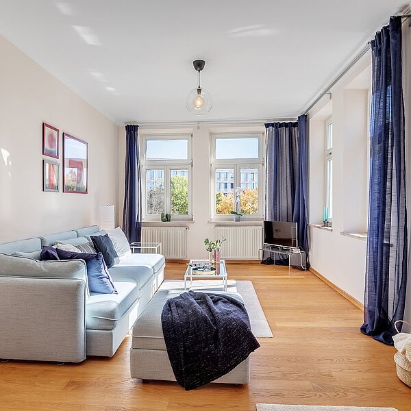 Neuhausen: Große 2-Zimmer Altbauwohnung mit Stil