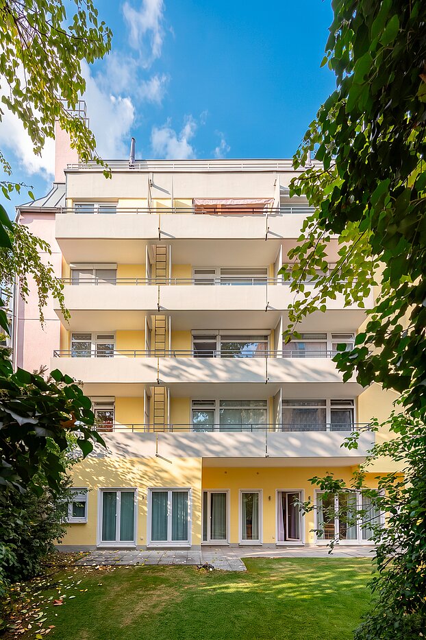 Erdgeschosswohnung mit 4 Zimmern | München-Neuhausen | 70471 | Ansicht vom Innenhof aus
