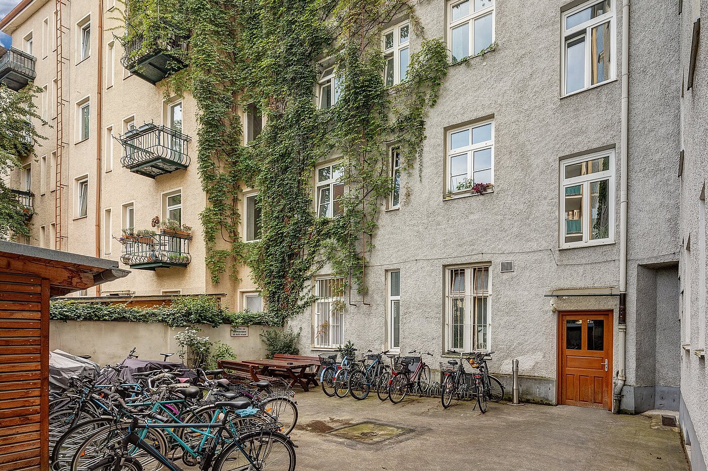 Etagenwohnung mit 5 Zimmern | München-Au | 2009ML3 | Hof mit Fahrradstellplätzen