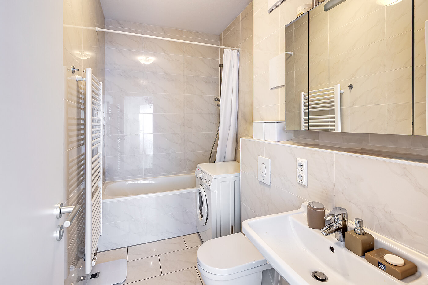 Etagenwohnung mit 2 Zimmern | München-Schwabing | 70153 | Bad mit Badewanne...