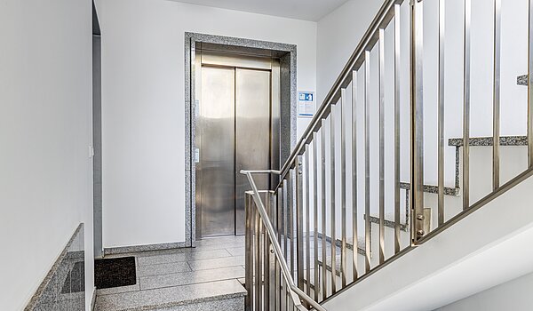 Etagenwohnung mit 3 Zimmern | München-Neuhausen | 70489 | Edles Treppenhaus