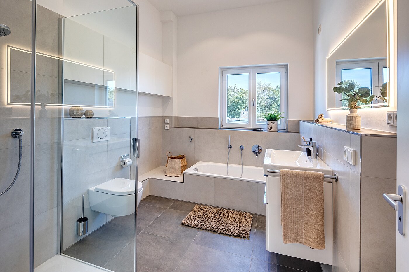 Maisonettewohnung mit 4 Zimmern | München-Obermenzing | 701553 | Helles Bad mit Badewanne...