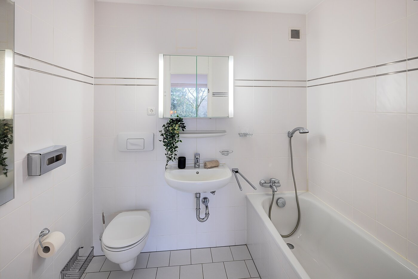 Etagenwohnung mit 3.5 Zimmern | München-Bogenhausen | 703052 | Bad en Suite