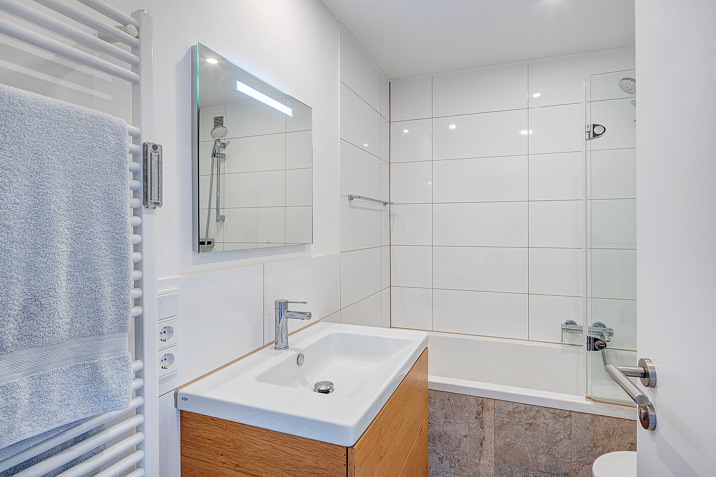 Apartment mit 1 Zimmer | München-Schwabing | 70198 | Bad mit Waschtisch...