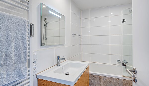 Apartment mit 1 Zimmer | München-Schwabing | 70198 | Bad mit Waschtisch...