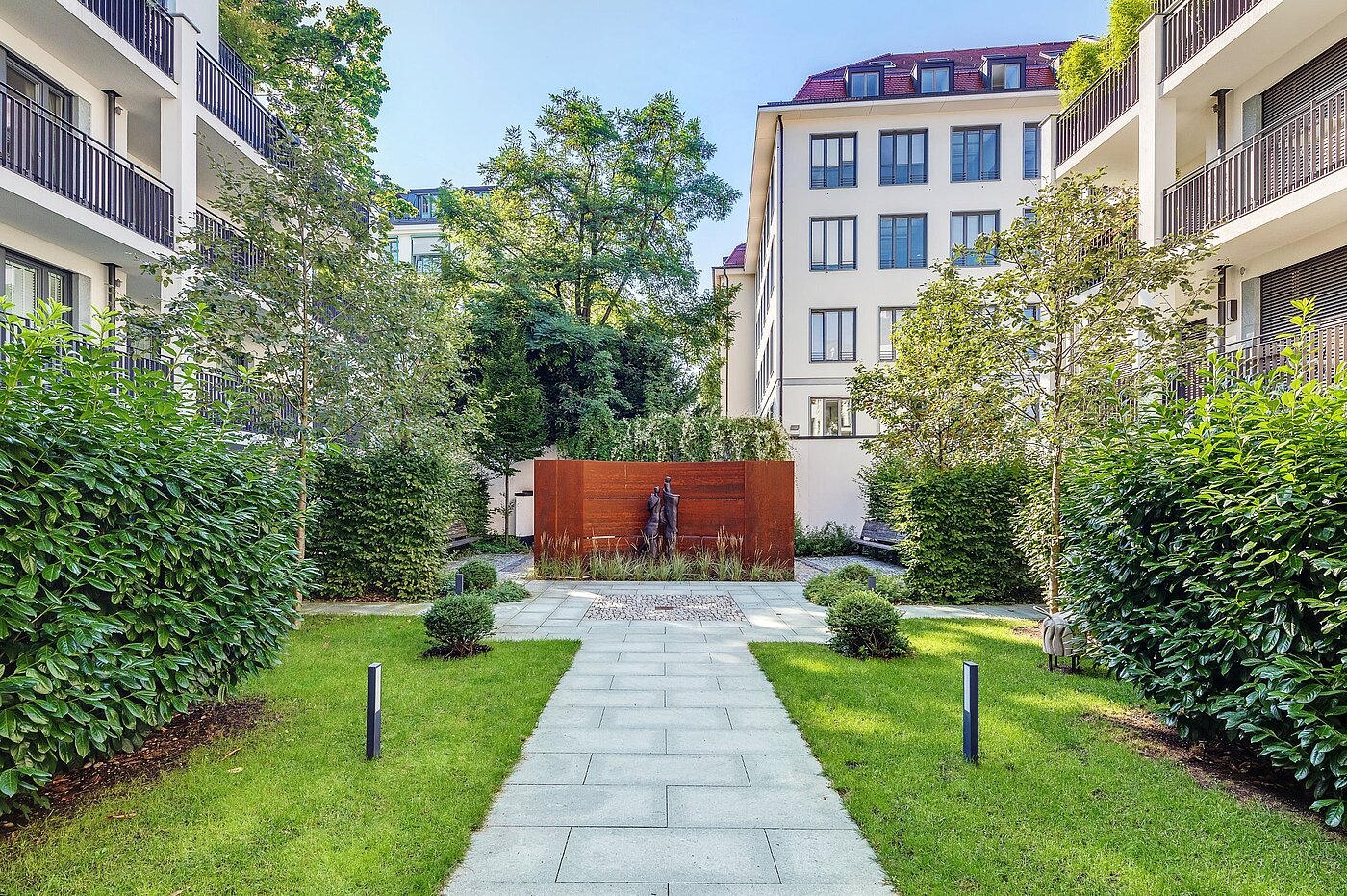 Erdgeschosswohnung mit 1 Zimmer | München-Schwabing | 1908ML2 | Bronzestatue