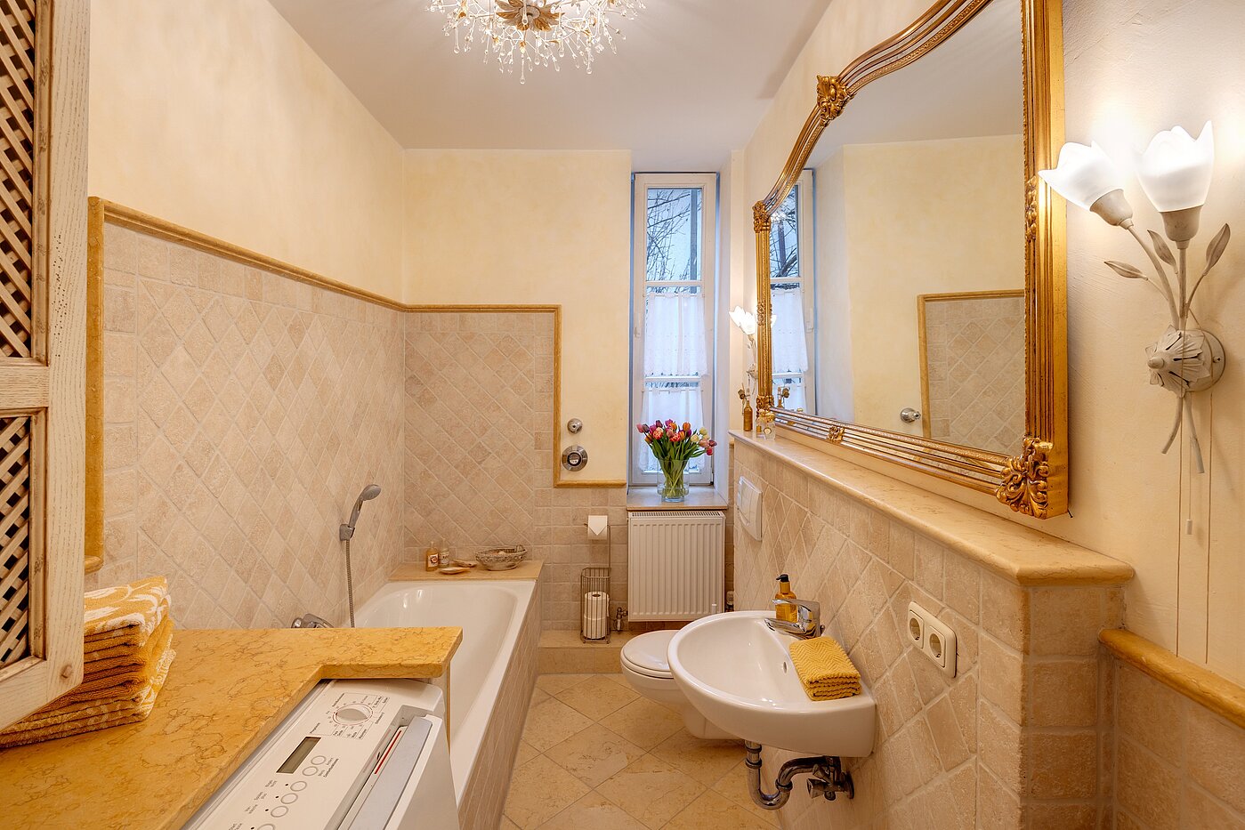 Etagenwohnung mit 5 Zimmern | München-Altstadt | 700121 | Tageslichtbad mit Badewanne