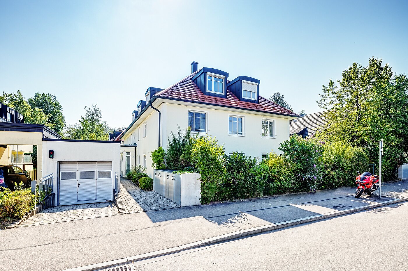 Etagenwohnung mit 3 Zimmern | München-Ramersdorf | 2206ML4 | Außenansicht mit TG-Einfahrt