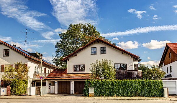 Etagenwohnung mit 3 Zimmern | München-Trudering | 70481 | Außenansicht mit Garage