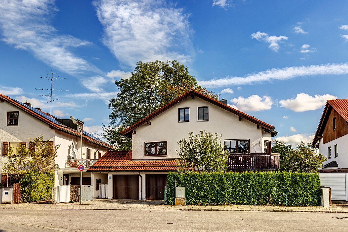 Etagenwohnung mit 3 Zimmern | München-Trudering | 70481 | Außenansicht mit Garage