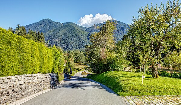 Reiheneckhaus mit 3 Zimmern | Kreuth | 70037 | Auffahrt zum Grundstück