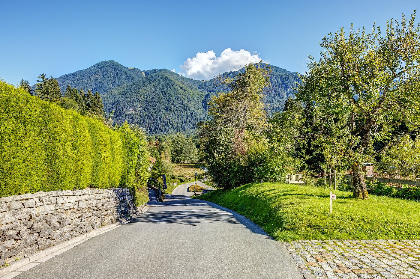 Reiheneckhaus mit 3 Zimmern | Kreuth | 70037 | Auffahrt zum Grundstück