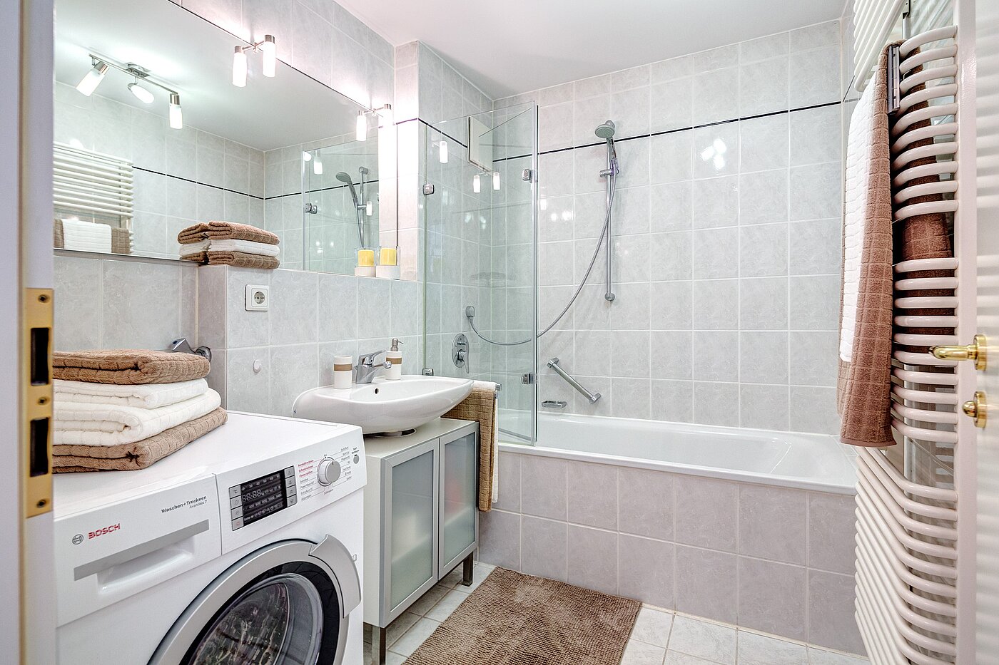 Etagenwohnung mit 2 Zimmern | München-Schwabing | 70102 | Bad mit Badewanne...