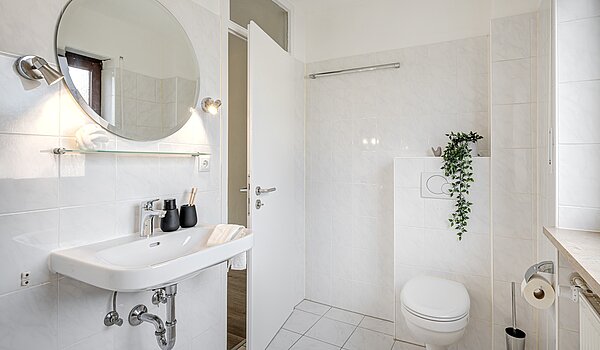 Reihenmittelhaus mit 5 Zimmern | Unterschleißheim | 70187 | Helles Badezimmer...