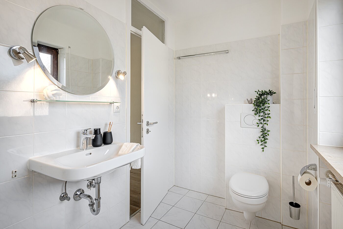 Reihenmittelhaus mit 5 Zimmern | Unterschleißheim | 70187 | Helles Badezimmer...